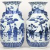 Een set van 2 Chinese blauw-witte porseleinen vazen met kinderen in het decor.