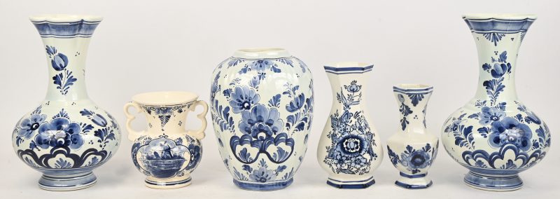 Een lot van zes vazen in Delfts blauw aardewerk.