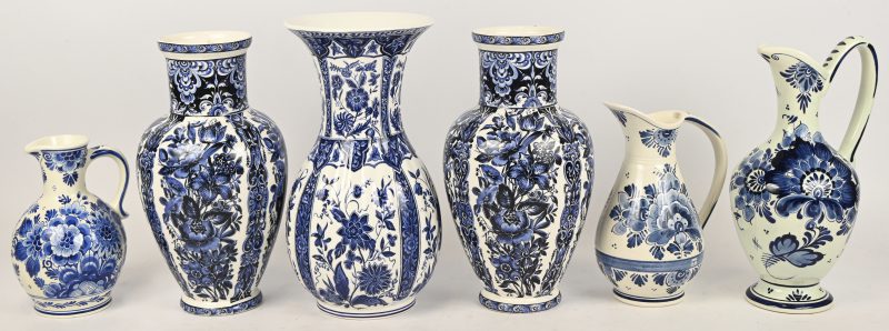 Een lot van drie vazen en drie kannen in Delfts blauw aardewerk.