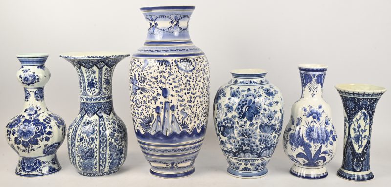 Een lot van zes vazen in Delfts blauw aardewerk.