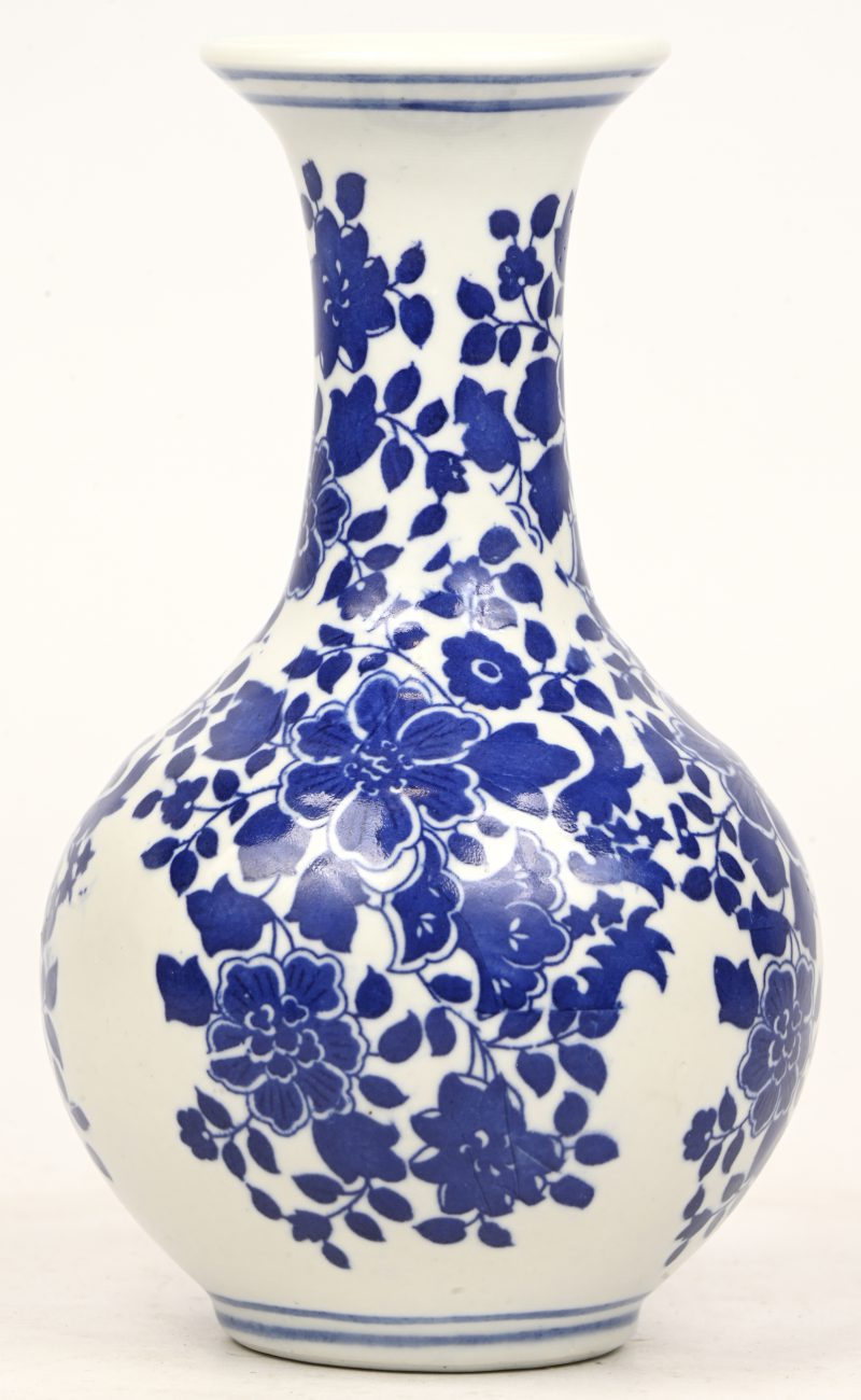 Een Chinees porseleinen vaasje met blauw-wit floraal decor.