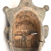 Een gesculpteerd houten masker, Ogoni, Nigeria, met beweegbare mond en metalen tanden.