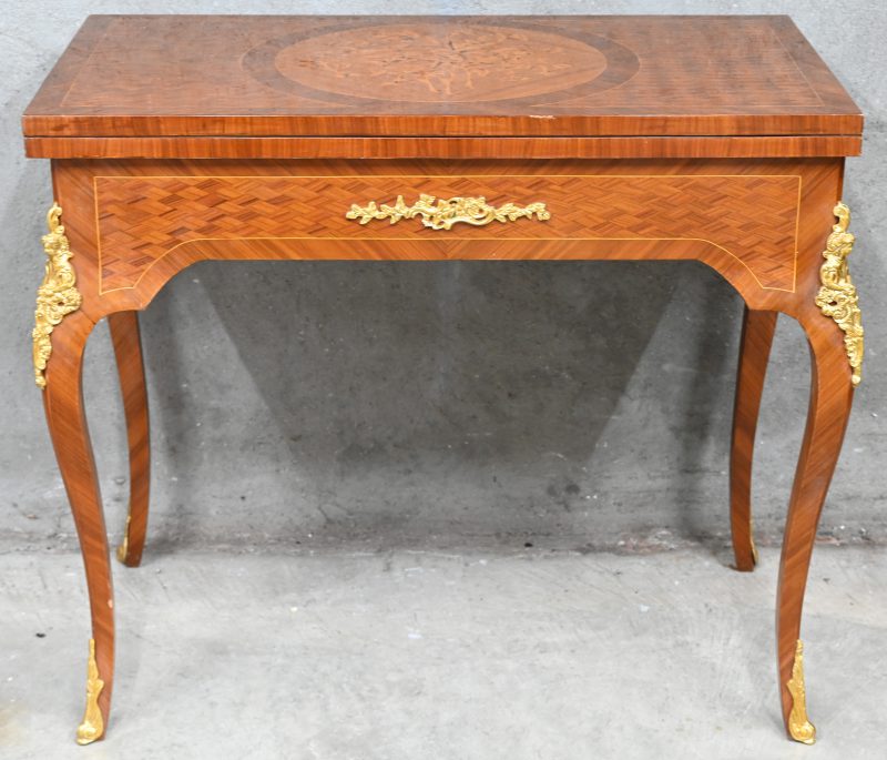 Een speeltafel met marqueterie en bronsbeslag.