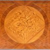 Een speeltafel met marqueterie en bronsbeslag.