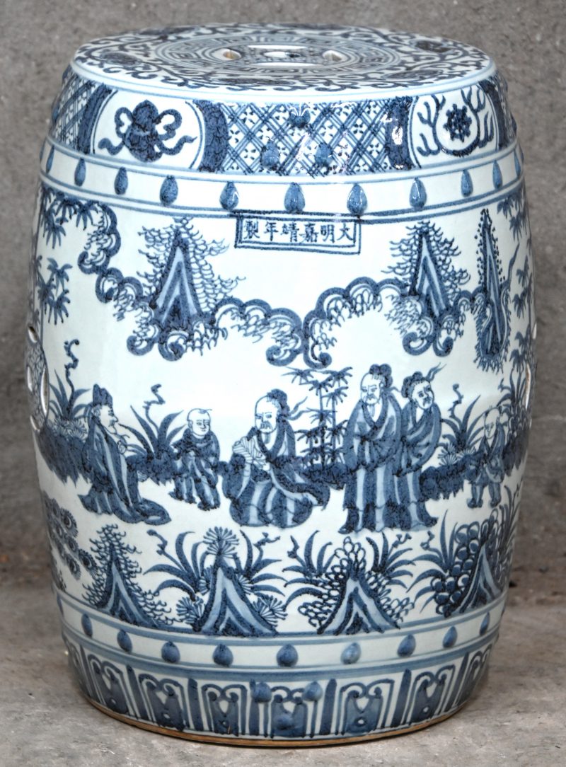 Een blauw-witte Chinese porseleinen tuinstoel met decoratie van figuren.
