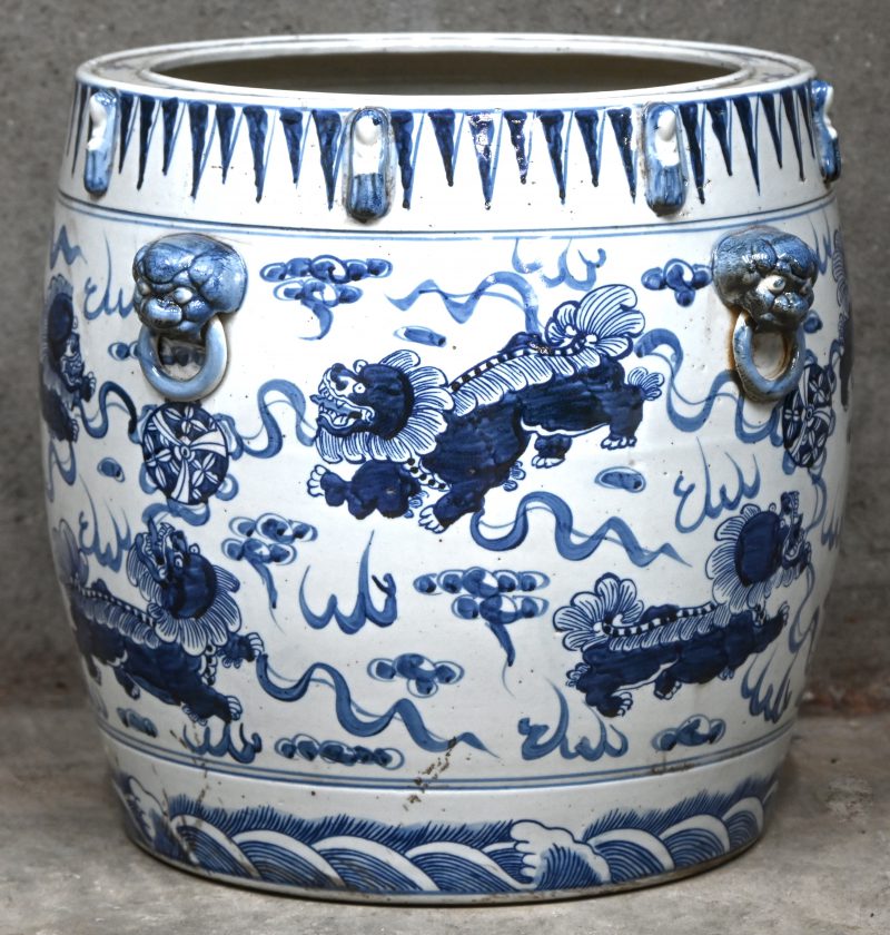 Een grote blauw witte Chinees poreleinen bloempot met afbeelding van tempelleeuwen.