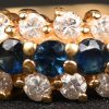 Een 18 kt geelgouden ring bezet met saffieren met een gezamenlijk gewicht van +- 0,40 ct. en met diamanten met een gezamenlijk gewicht van +- 0,30 ct.