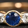 Een 18 kt geelgouden ring bezet met saffieren met een gezamenlijk gewicht van +- 0,40 ct. en met diamanten met een gezamenlijk gewicht van +- 0,20 ct.