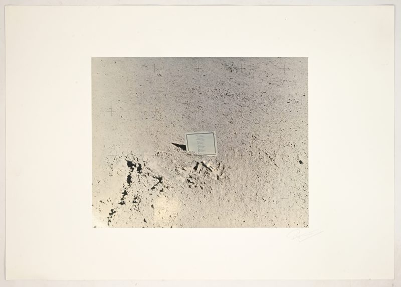 ‘The fallen astronaut’, Paul van Hoeydonck. Een getekende print van het kunstwerk op de maan. Niet ingekaderd.