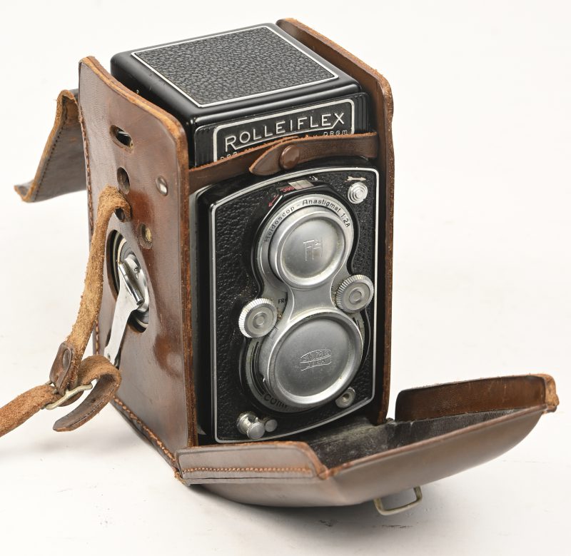 Rolleiflex TLR camera, serienummer 619544, midden jaren 30, lens: Carl Zeiss Tessar 1: 3.5 f = 75mm serienummer 2145821, de kijklens is een Heidoscop Anastigmat 1:2.8. Met zijn originele lederen draagtas.