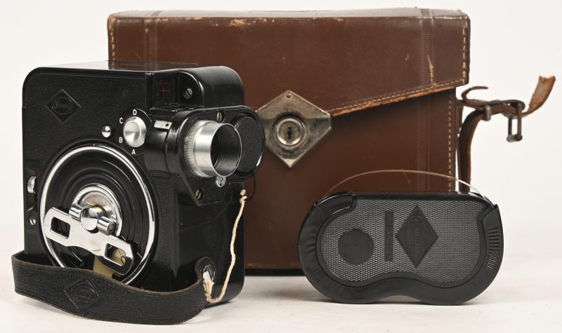 Een Eumig filmcamera, jaren 30 van de vorige eeuw. Diafragma stuk/ter restauratie.