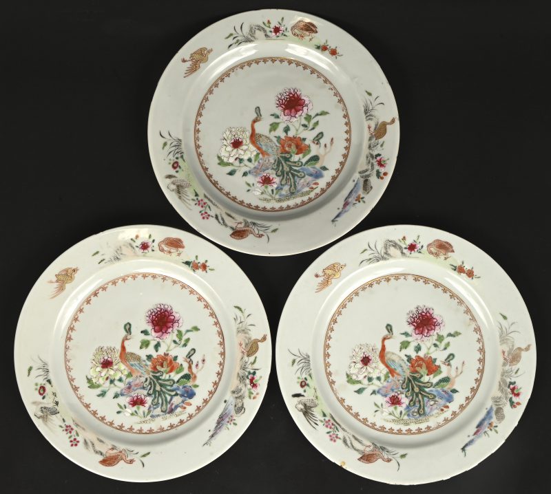 Een set van 3 Chinees porseleinen famille rose borden, 18e/19e eeuws.