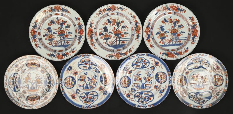 Een lot van 7 borden in Imari porselein, bestaande uit een set van 3 en een set van 4 waarvan 2 met haarlijn/gechipt.