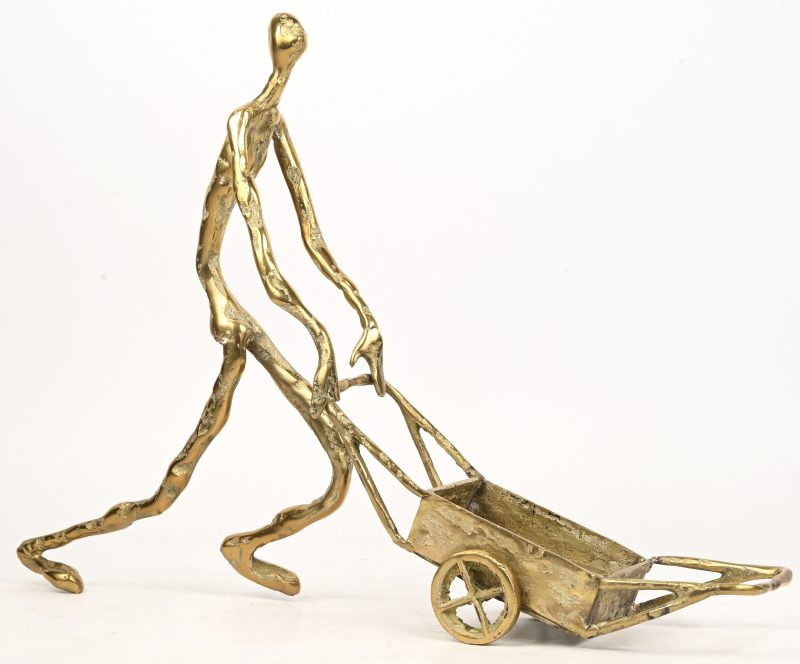 ‘Wandelend figuur met stootkar’, een Afrikaans bronzen beeld. Niet getekend.