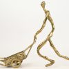 ‘Wandelend figuur met stootkar’, een Afrikaans bronzen beeld. Niet getekend.