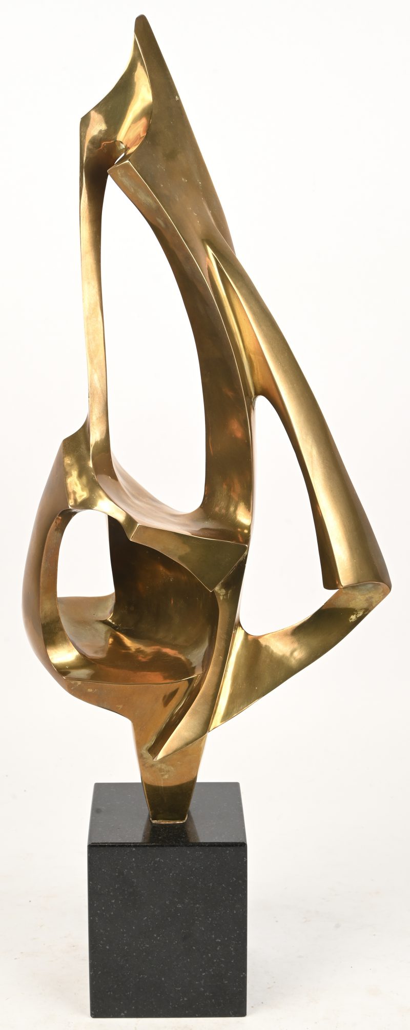 ‘Zeilboot’, een abstract bronzen beeld op een zwarte marmeren voet. Getekend; Flips.