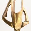 ‘Zeilboot’, een abstract bronzen beeld op een zwarte marmeren voet. Getekend; Flips.