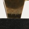 ‘Zeilboot’, een abstract bronzen beeld op een zwarte marmeren voet. Getekend; Flips.