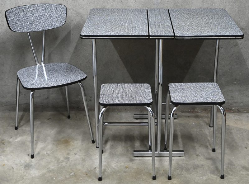 Een vintage keukenset formica op verchroomd onderstel, bestaande uit een vouwtafeltje, een stoel en 2 krukjes.