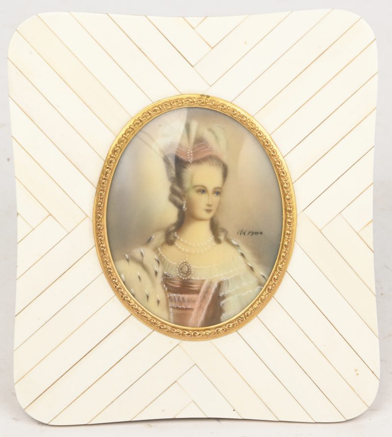 “Marie Antoinette”, een miniatuurtje in een benen lijstje.