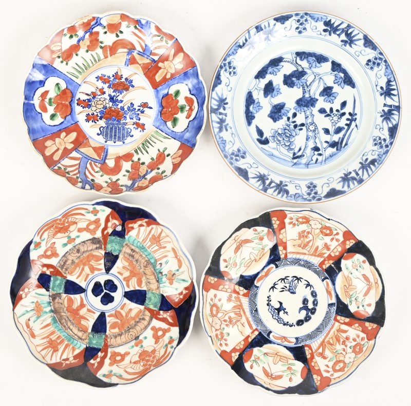Een lot van 3 Japanse borden in Imari porselein, 1 met schilferschade, toegevoegd een Chinees blauw-wit bord naar de Qianlong, 2 chips manco.