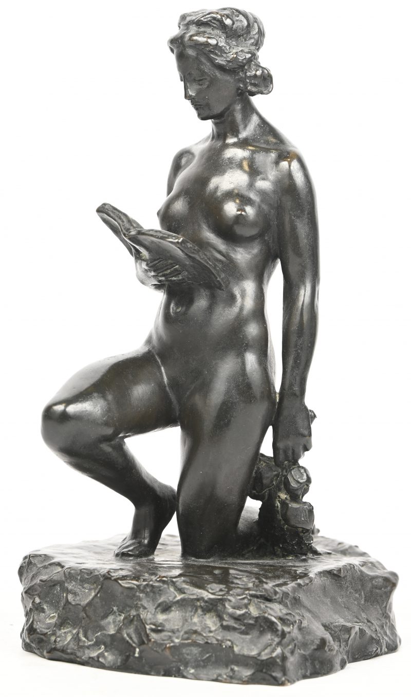 ‘Knielend naakt met boek’, een gepatinneerd bronzen beeldje. Getekend; A. Puttemans.