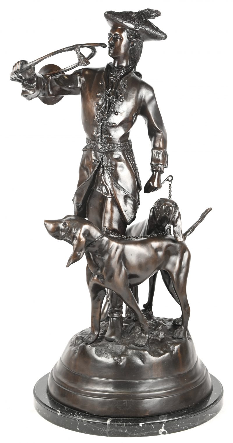 ‘Hoornblazer met jachthonden’, een gepatinneerd kunstbronzen beeld op zwarte marmeren voet. Naar A. Moreau.