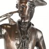 ‘Hoornblazer met jachthonden’, een gepatinneerd kunstbronzen beeld op zwarte marmeren voet. Naar A. Moreau.