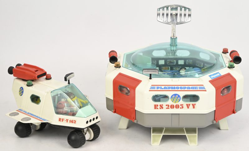 Een set van 2 vintage ruimtetuigen, Playmobil Playmospace RS 2005 VY ruimtestation, en de RF.Y 162 ruimtetuig.