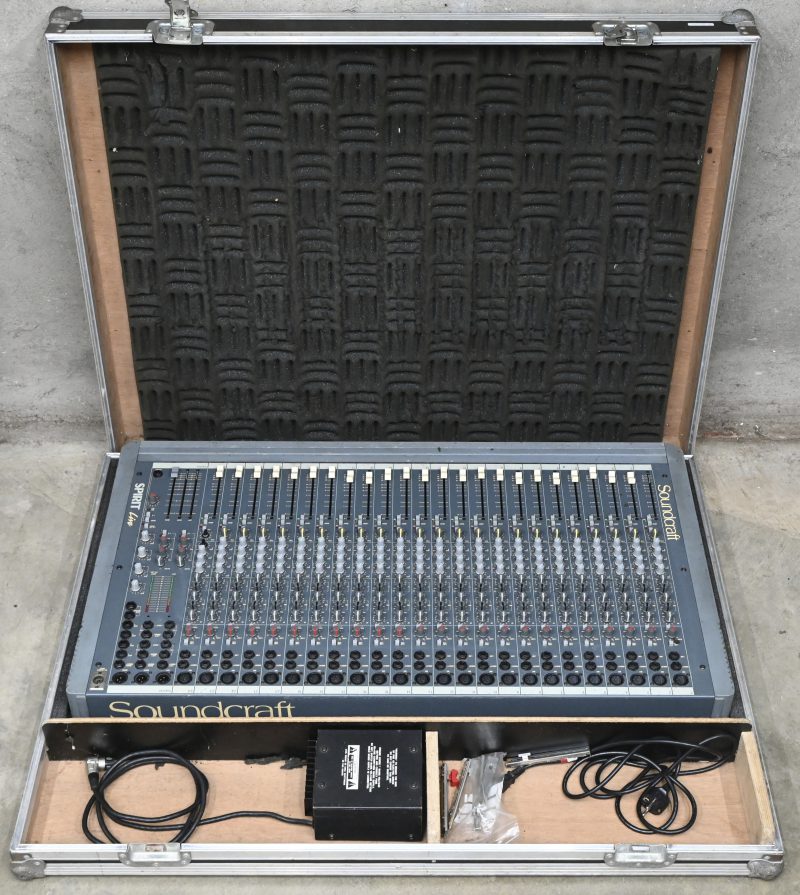 Een professioneel mengpanneel, Soundcraft Spirit Live, 24 kanaals, in flightcase.