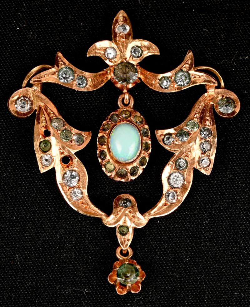Een 18 kt geelgouden hanger bezet met half edelstenen.