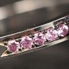Een 18 kt witgouden in de vorm van een vlinder bezet met briljanten, roze en blauwe saffieren met een gezamenlijk gewicht van +- 1 ct. In originele doos.