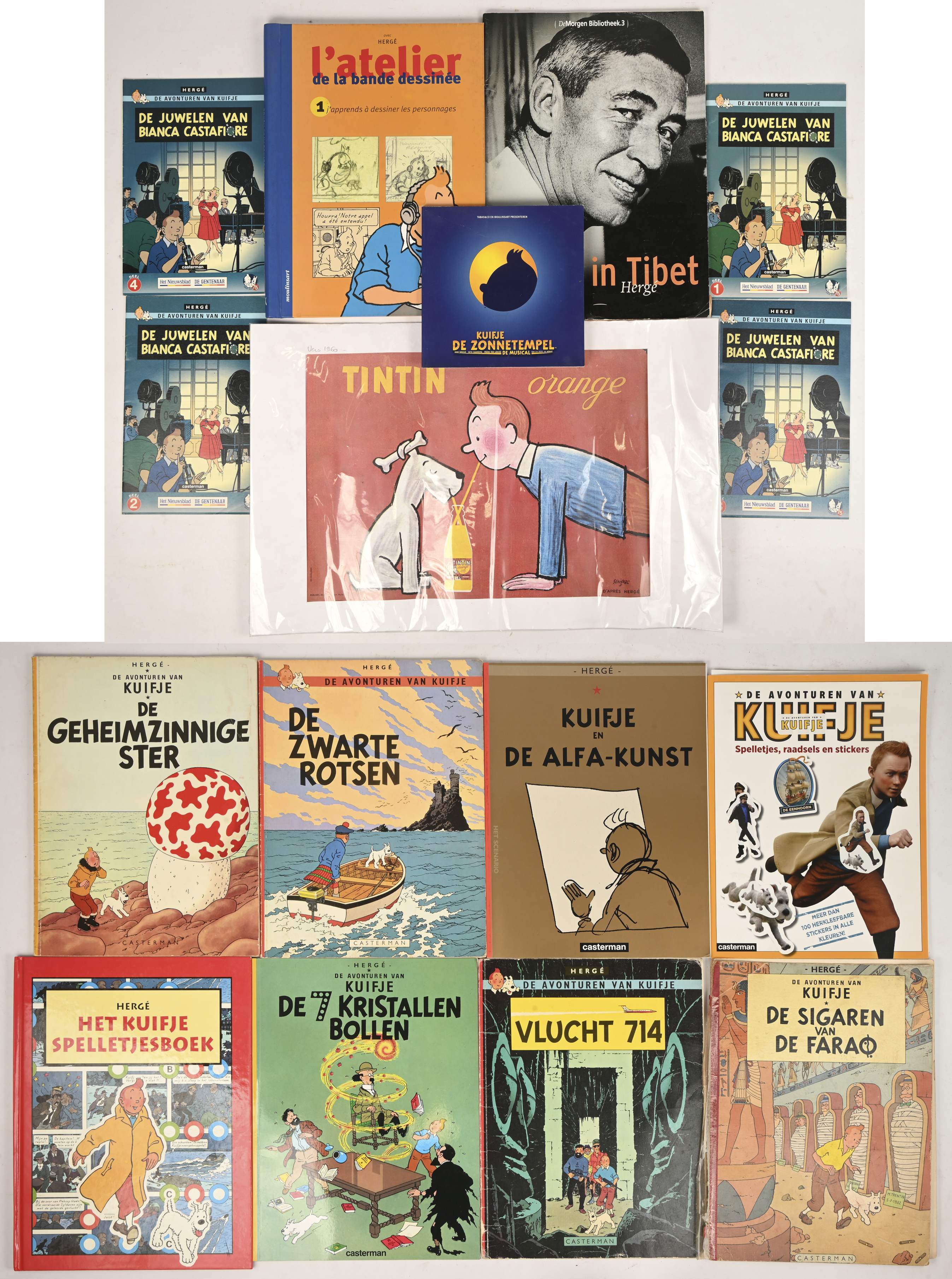 Een partij stripverhalen en aanverwante m.b.t. Kuifje/Tintin. Vijf albums, paperback, jaren zestig, zeventig. Ed. Casterman. De Alfa-Kunst, Ed. Casterman 2004. Kuifje in Tibet. Ed. De Morgen Bibliotheek 2001. 2 Kuifje Spelletjesboeken. Booklet Kuifje De Zonnetempel, de Musical. De Juwelen an Bianca Castafiore, klein formaat in vier delen. Ed. Nieuwsblad 2004. En een poster van Raymond Savignac voor Tintin Orange (versie 27 x 37 cm uit de jaren tachtig) Een partij stripverhalen en aanverwante m.b.t. Kuifje/Tintin. Vijf albums, paperback, jaren zestig, zeventig. Ed. Casterman. De Alfa-Kunst, Ed. Casterman 2004. Kuifje in Tibet. Ed. De Morgen Bibliotheek 2001. 2 Kuifje Spelletjesboeken. Booklet Kuifje De Zonnetempel, de Musical. De Juwelen an Bianca Castafiore, klein formaat in vier delen. Ed. Nieuwsblad 2004. En een poster van Raymond Savignac voor Tintin Orange (versie 27 x 37 cm uit de jaren tachtig).