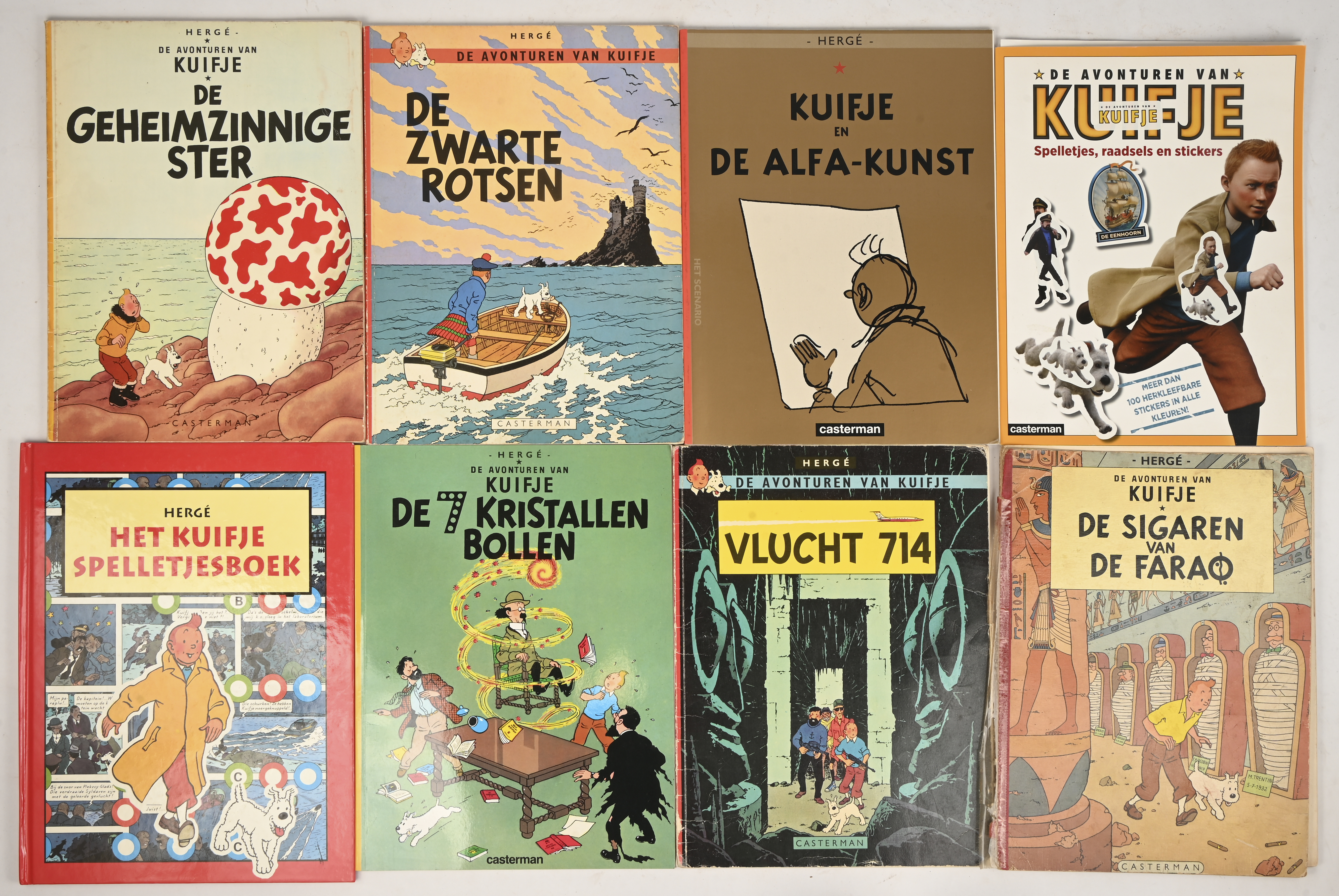 Een partij stripverhalen en aanverwante m.b.t. Kuifje/Tintin. Vijf albums, paperback, jaren zestig, zeventig. Ed. Casterman. De Alfa-Kunst, Ed. Casterman 2004. Kuifje in Tibet. Ed. De Morgen Bibliotheek 2001. 2 Kuifje Spelletjesboeken. Booklet Kuifje De Zonnetempel, de Musical. De Juwelen an Bianca Castafiore, klein formaat in vier delen. Ed. Nieuwsblad 2004. En een poster van Raymond Savignac voor Tintin Orange (versie 27 x 37 cm uit de jaren tachtig) Een partij stripverhalen en aanverwante m.b.t. Kuifje/Tintin. Vijf albums, paperback, jaren zestig, zeventig. Ed. Casterman. De Alfa-Kunst, Ed. Casterman 2004. Kuifje in Tibet. Ed. De Morgen Bibliotheek 2001. 2 Kuifje Spelletjesboeken. Booklet Kuifje De Zonnetempel, de Musical. De Juwelen an Bianca Castafiore, klein formaat in vier delen. Ed. Nieuwsblad 2004. En een poster van Raymond Savignac voor Tintin Orange (versie 27 x 37 cm uit de jaren tachtig).
