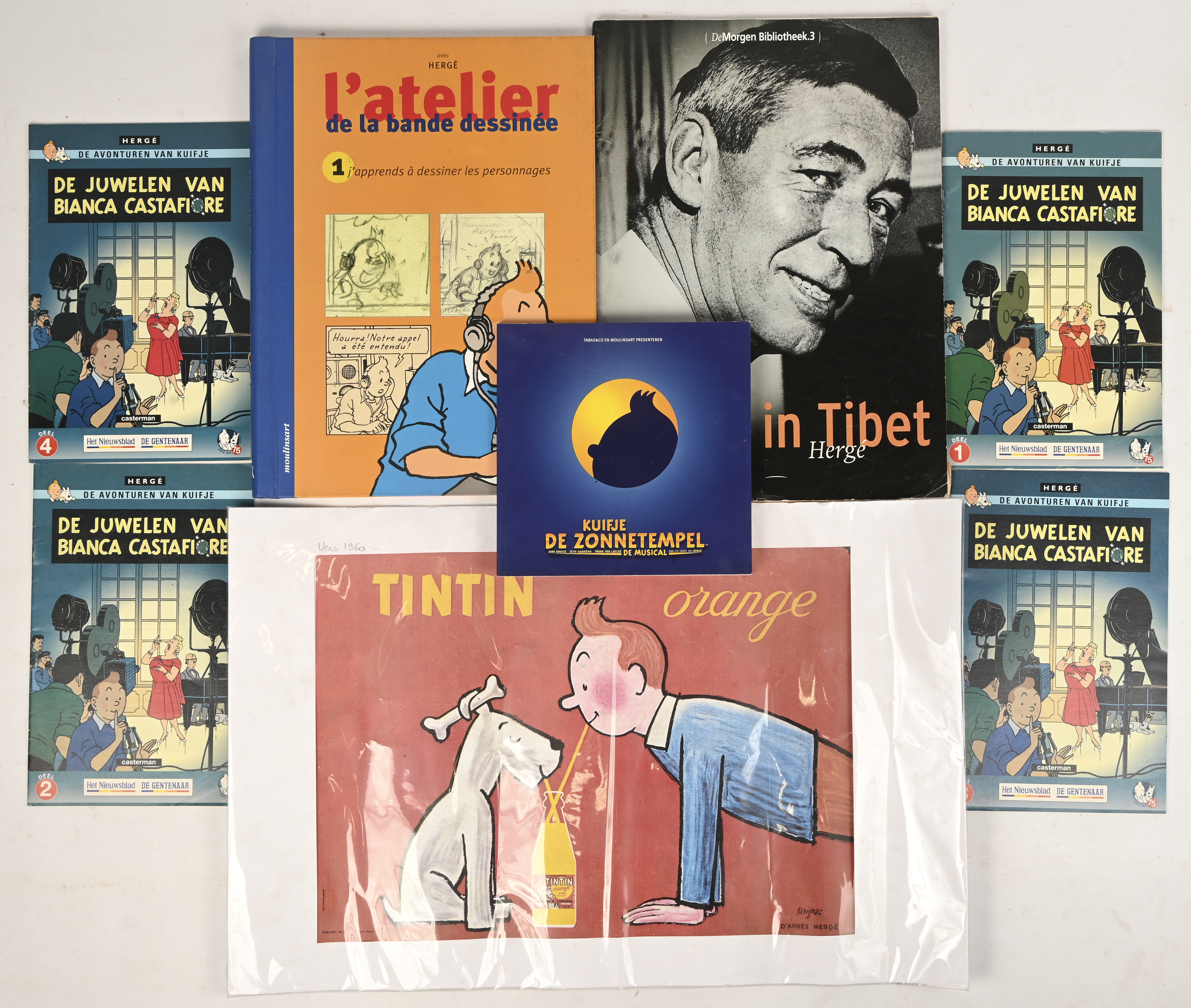 Een partij stripverhalen en aanverwante m.b.t. Kuifje/Tintin. Vijf albums, paperback, jaren zestig, zeventig. Ed. Casterman. De Alfa-Kunst, Ed. Casterman 2004. Kuifje in Tibet. Ed. De Morgen Bibliotheek 2001. 2 Kuifje Spelletjesboeken. Booklet Kuifje De Zonnetempel, de Musical. De Juwelen an Bianca Castafiore, klein formaat in vier delen. Ed. Nieuwsblad 2004. En een poster van Raymond Savignac voor Tintin Orange (versie 27 x 37 cm uit de jaren tachtig) Een partij stripverhalen en aanverwante m.b.t. Kuifje/Tintin. Vijf albums, paperback, jaren zestig, zeventig. Ed. Casterman. De Alfa-Kunst, Ed. Casterman 2004. Kuifje in Tibet. Ed. De Morgen Bibliotheek 2001. 2 Kuifje Spelletjesboeken. Booklet Kuifje De Zonnetempel, de Musical. De Juwelen an Bianca Castafiore, klein formaat in vier delen. Ed. Nieuwsblad 2004. En een poster van Raymond Savignac voor Tintin Orange (versie 27 x 37 cm uit de jaren tachtig).
