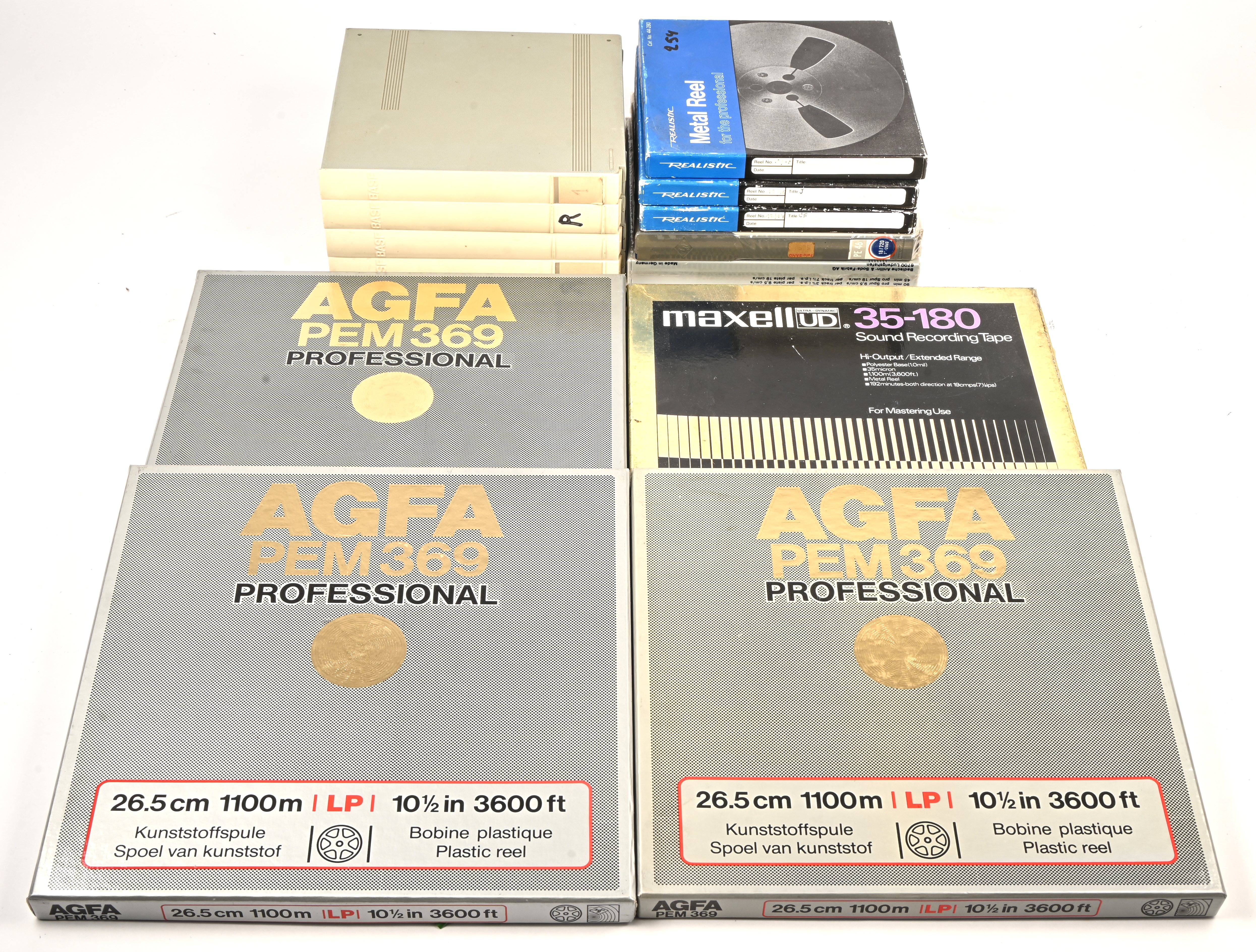 Een lot reels voor de bandopnemer waaronder 4 metal reels: Maxell UD 35-180 (27cm), 2 x Realistic (18 cm), een Philips (18 cm), een nieuw verzegelde BASF LP35 en een Agfa PE46. Toegevoegd 5 plastic reels en 2 lege doosjes Een lot reels voor de bandopnemer waaronder 4 metal reels: Maxell UD 35-180 (27cm), 2 x Realistic (18 cm), een Philips (18 cm), een nieuw verzegelde BASF LP35 en een Agfa PE46. Toegevoegd 5 plastic reels en 2 lege doosjes.
