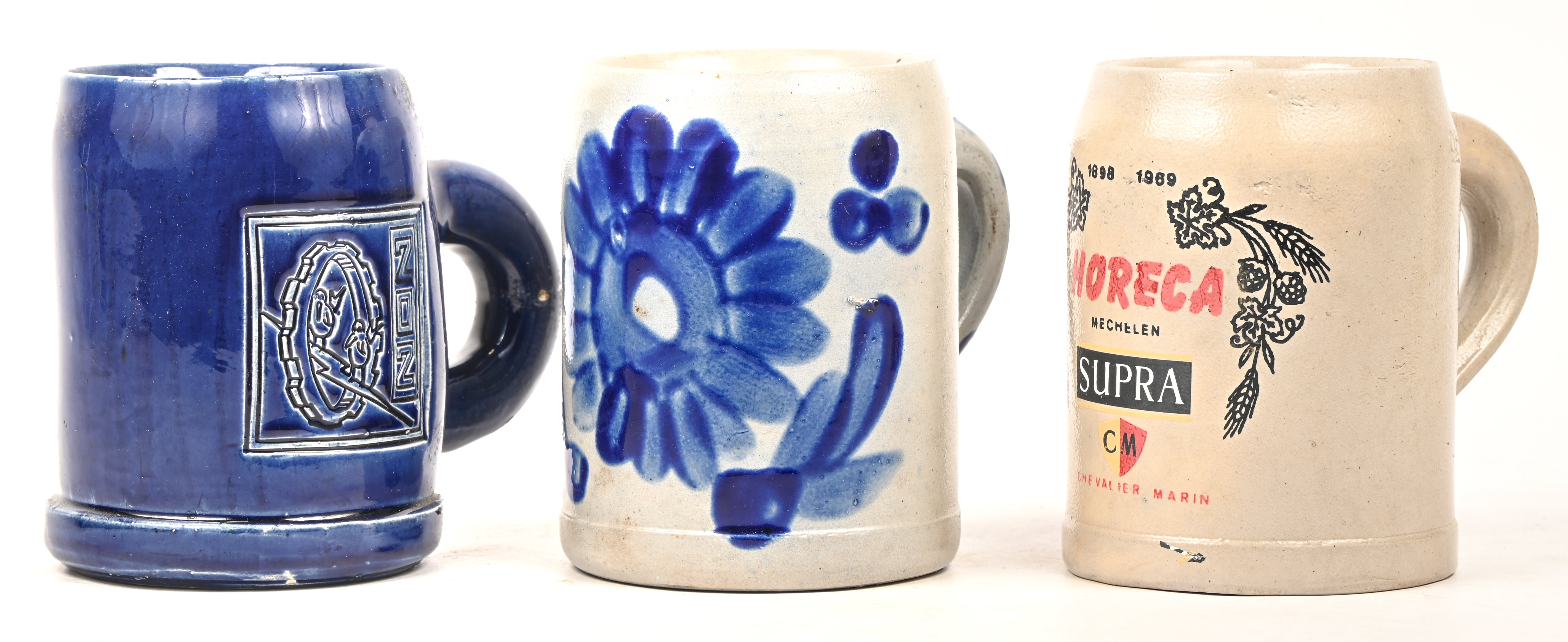 Een lot van drie aardewerken bierkruiken Een lot van drie aardewerken bierkruiken.