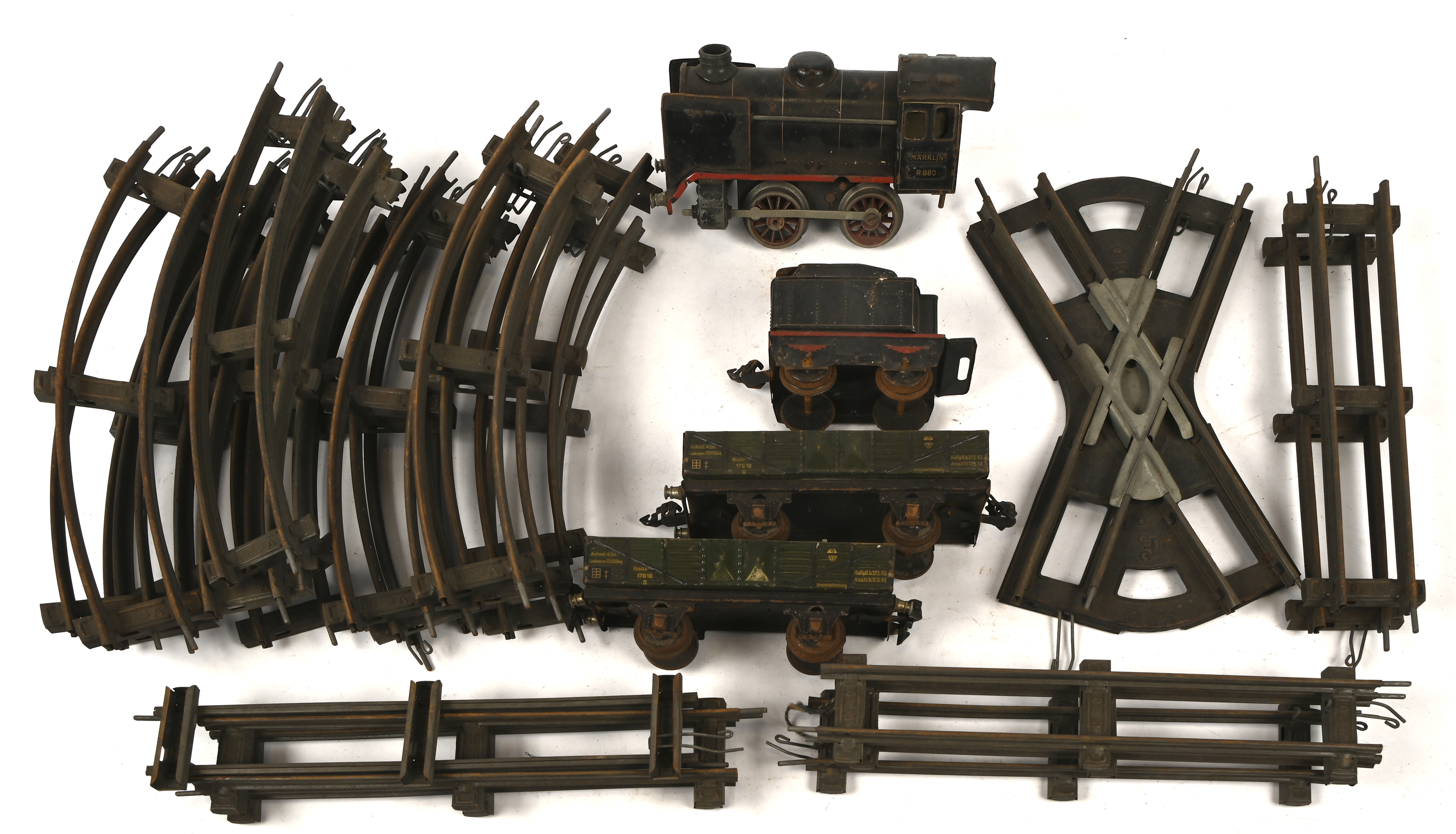 Een vintage opwindbare treinset van Märklin, O spoor, bestaande uit een Locomotief, R880, waarvan 2 afgebroken/ontbrekende wielen, met bijhorende tender, 2 wagons en een lot sporen Een vintage opwindbare treinset van Märklin, O spoor, bestaande uit een Locomotief, R880, waarvan 2 afgebroken/ontbrekende wielen, met bijhorende tender, 2 wagons en een lot sporen.