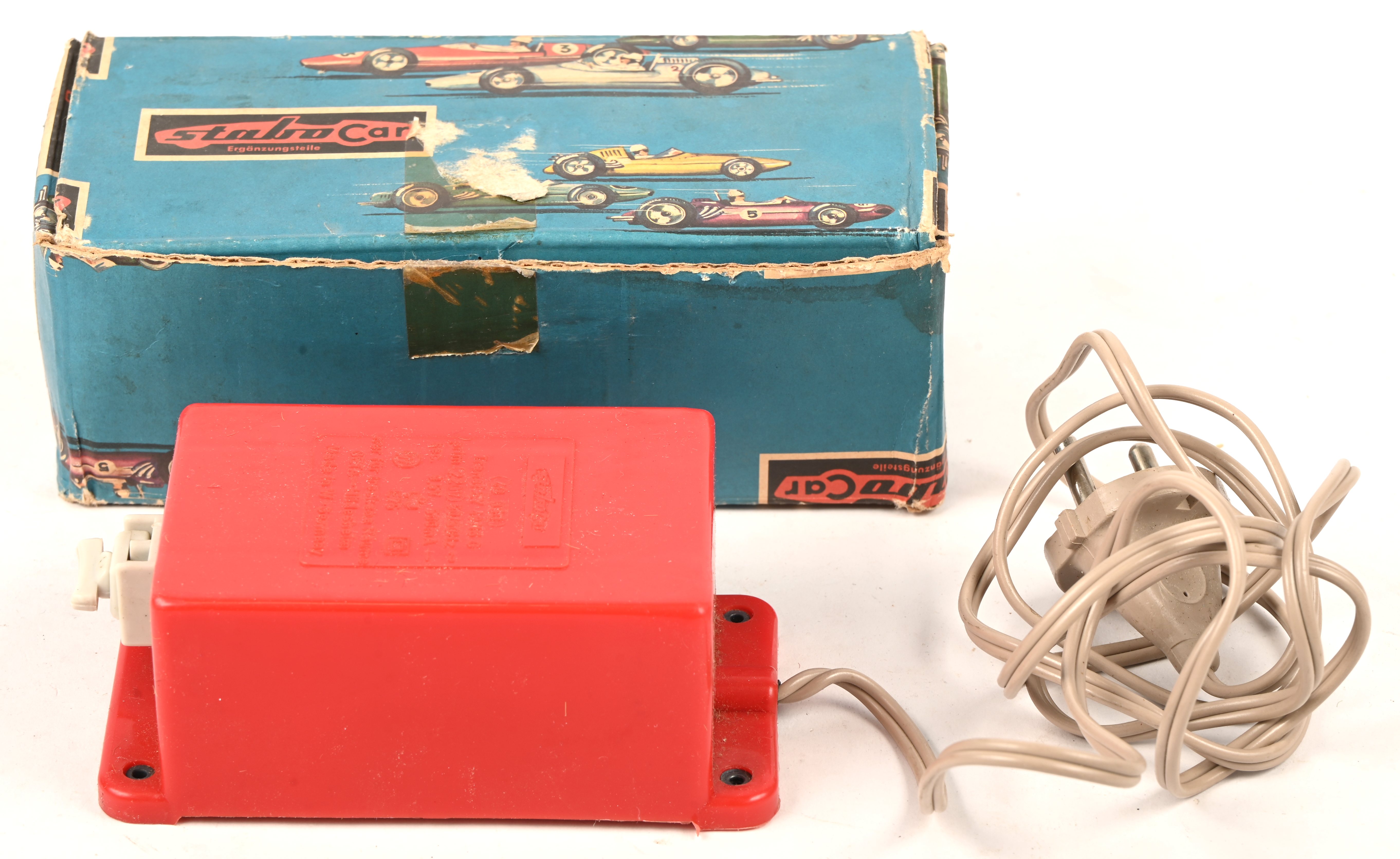 Een vintage transformator voor een slot-car racebaan in originele verpakking Een vintage transformator voor een slot-car racebaan in originele verpakking.