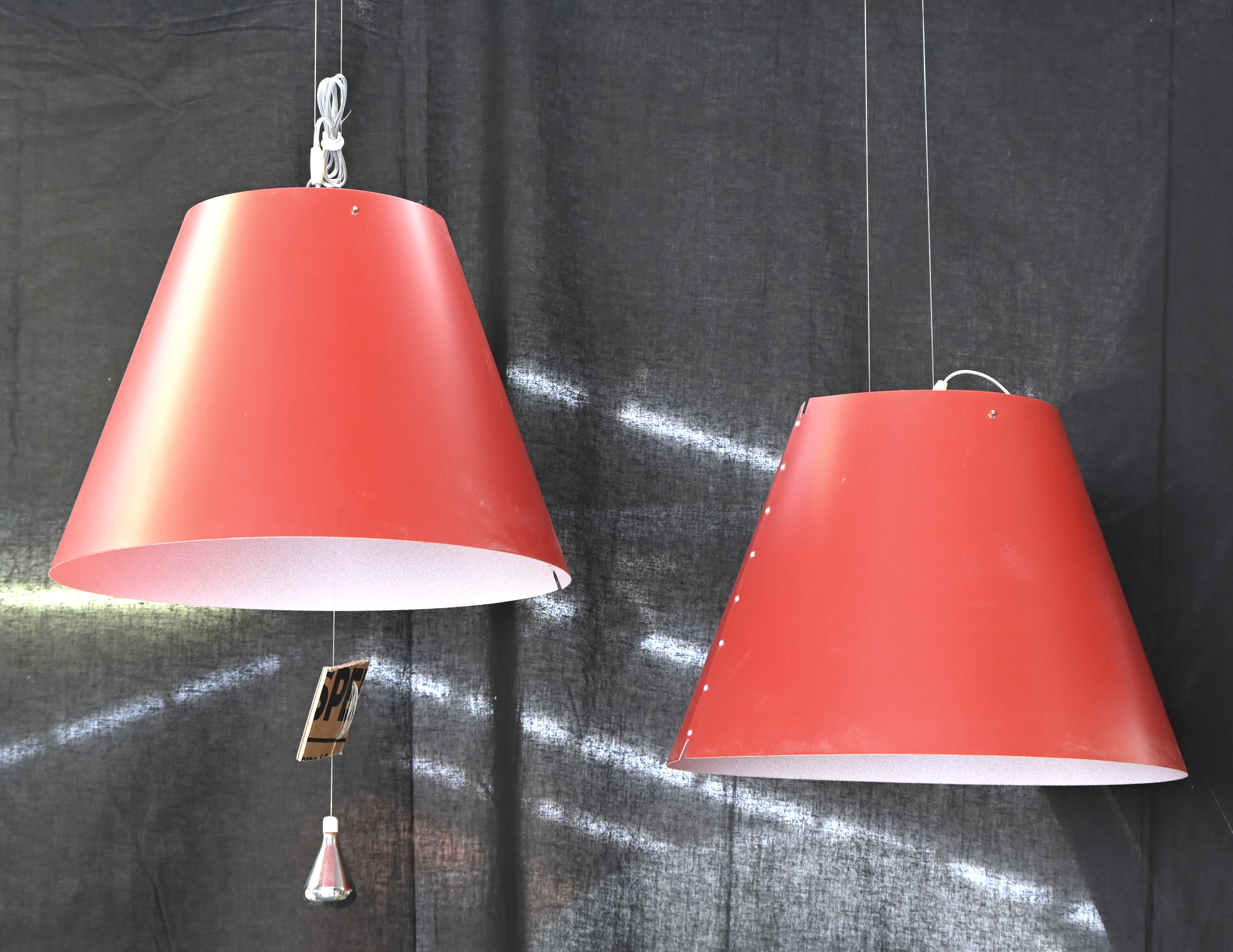 Een paar Italiaanse design hanglampen, model Costanza. In werkende staat. Met rode kap Een paar Italiaanse design hanglampen, model Costanza. In werkende staat. Met rode kap.