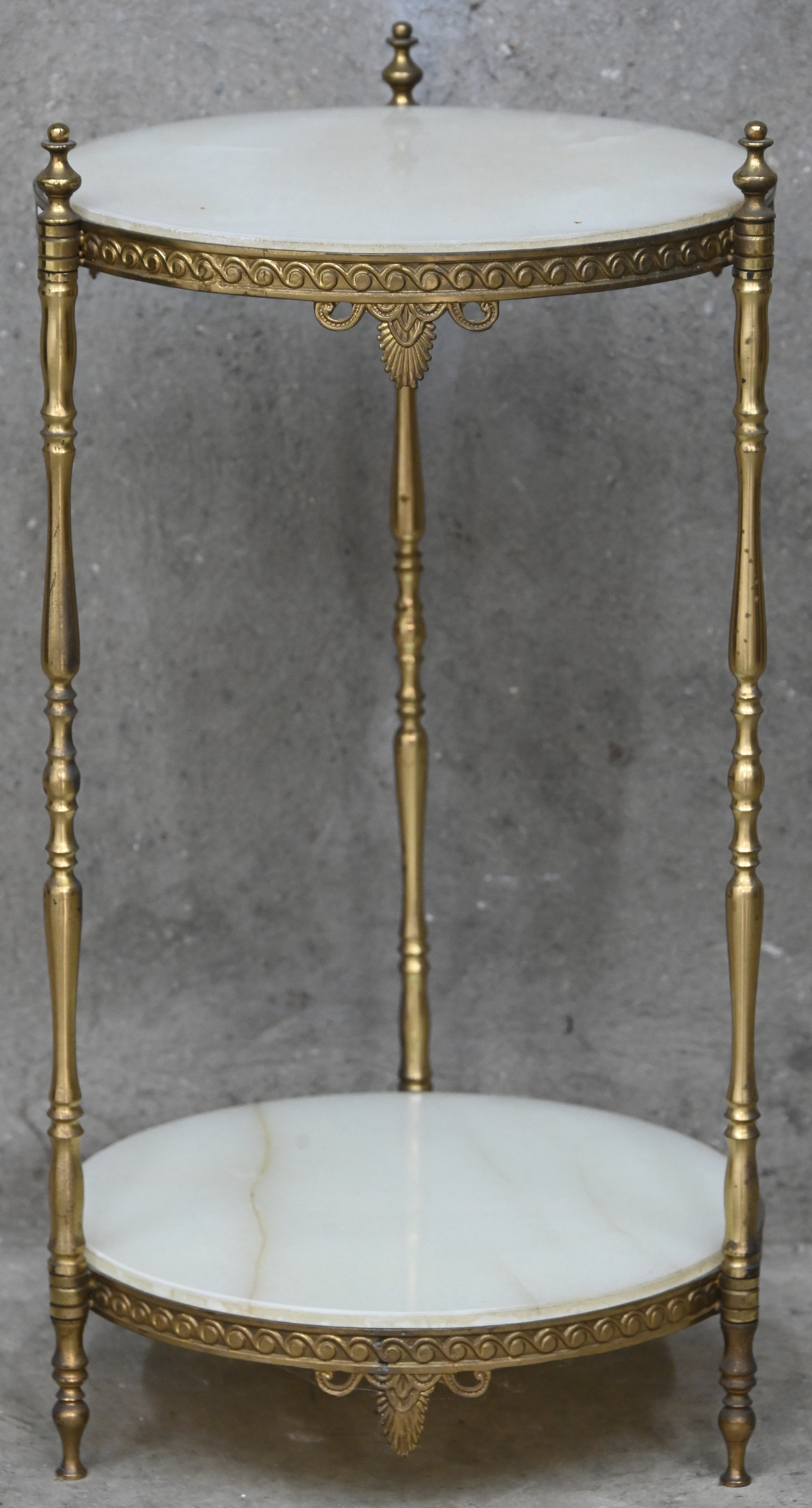 Een pied-de-stal, 2 niveaus, messing en onyx. Onderste blad gelijmd Een pied-de-stal, 2 niveaus, messing en onyx. Onderste blad gelijmd.