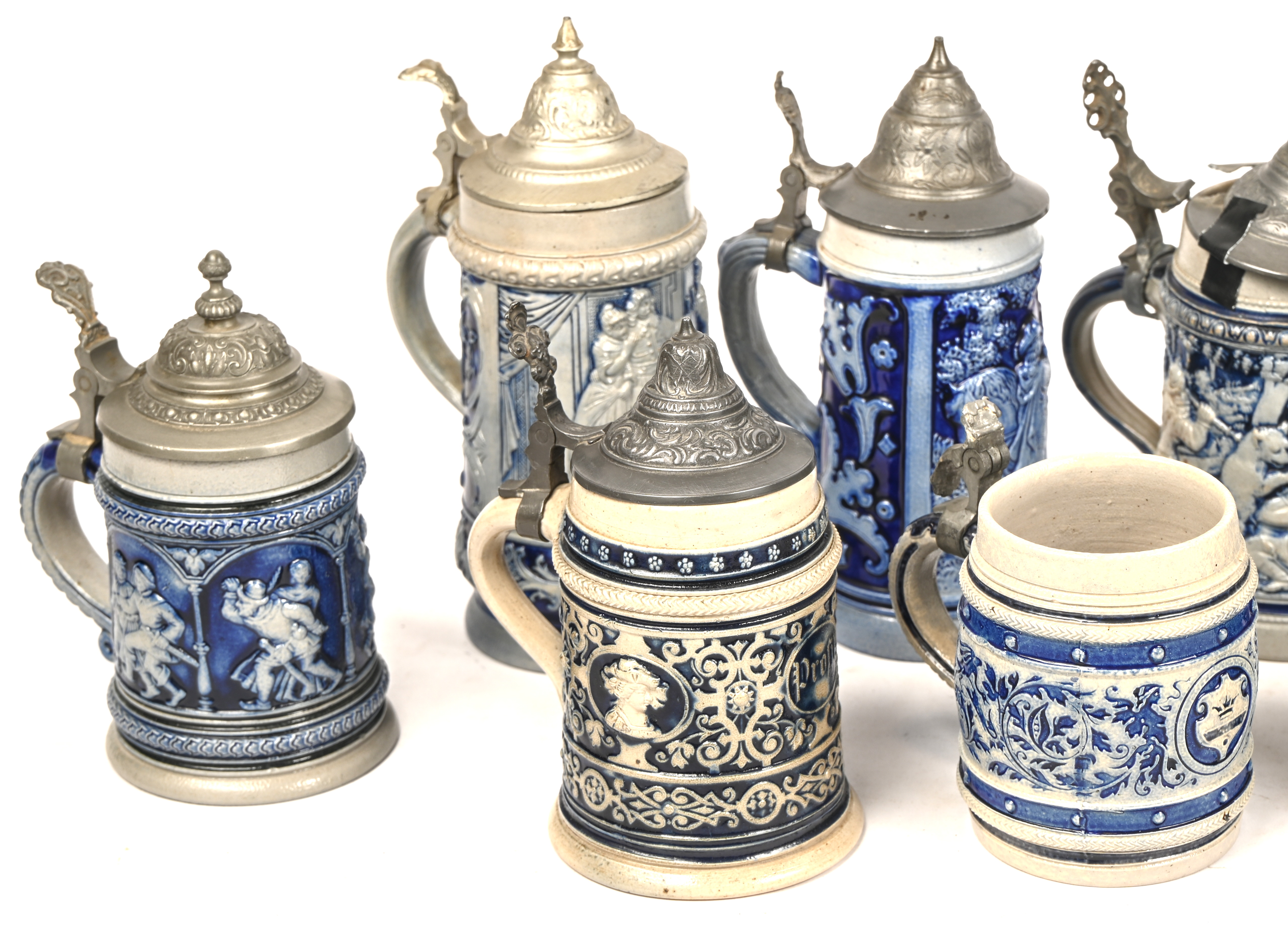 Een lot van 14 Westerwald bierpullen, verschillende formaten. Enkele stukken hebben schade aan het deksel en één deksel is manco Een lot van 14 Westerwald bierpullen, verschillende formaten. Enkele stukken hebben schade aan het deksel en één deksel is manco.