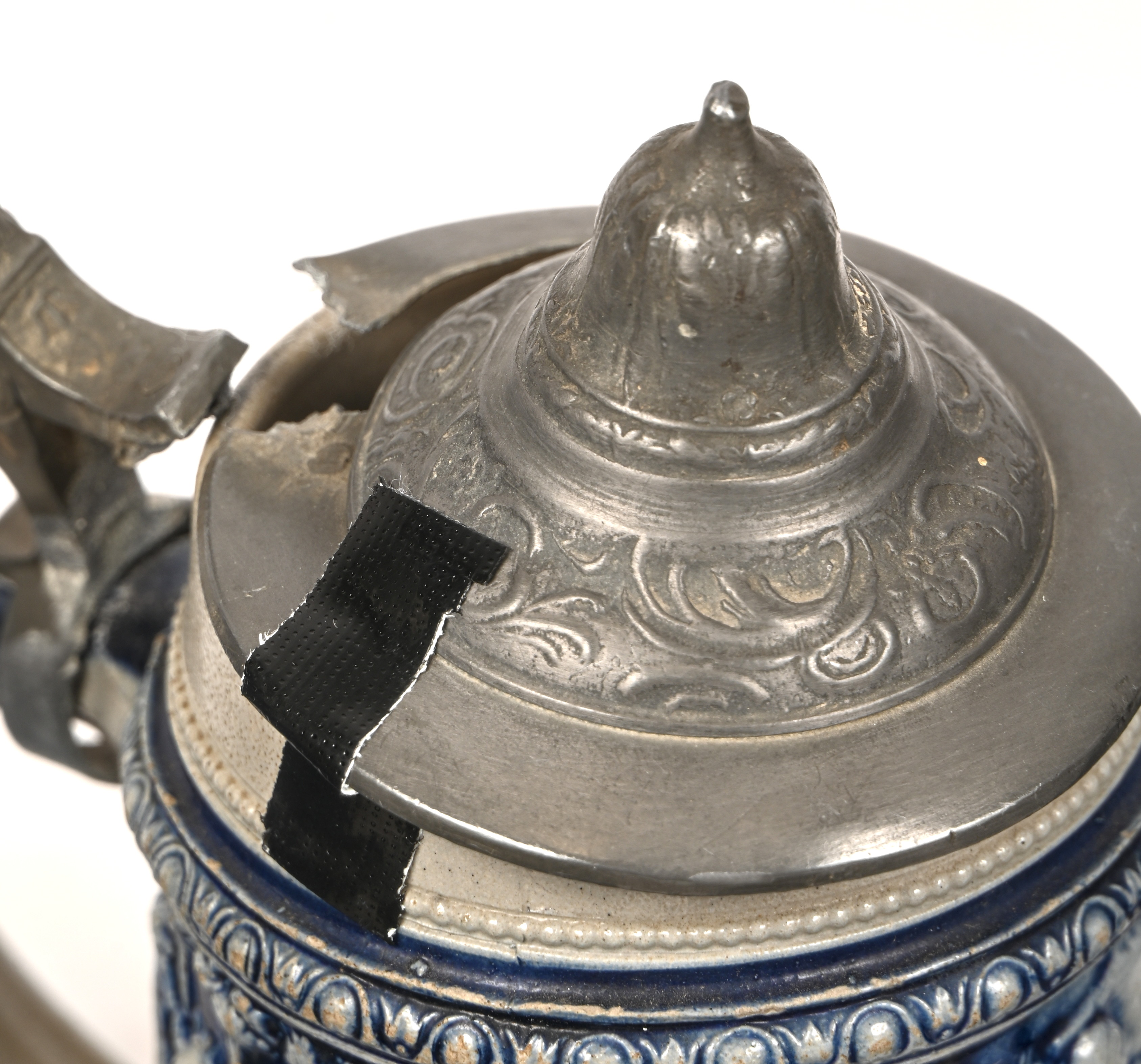 Een lot van 14 Westerwald bierpullen, verschillende formaten. Enkele stukken hebben schade aan het deksel en één deksel is manco Een lot van 14 Westerwald bierpullen, verschillende formaten. Enkele stukken hebben schade aan het deksel en één deksel is manco.