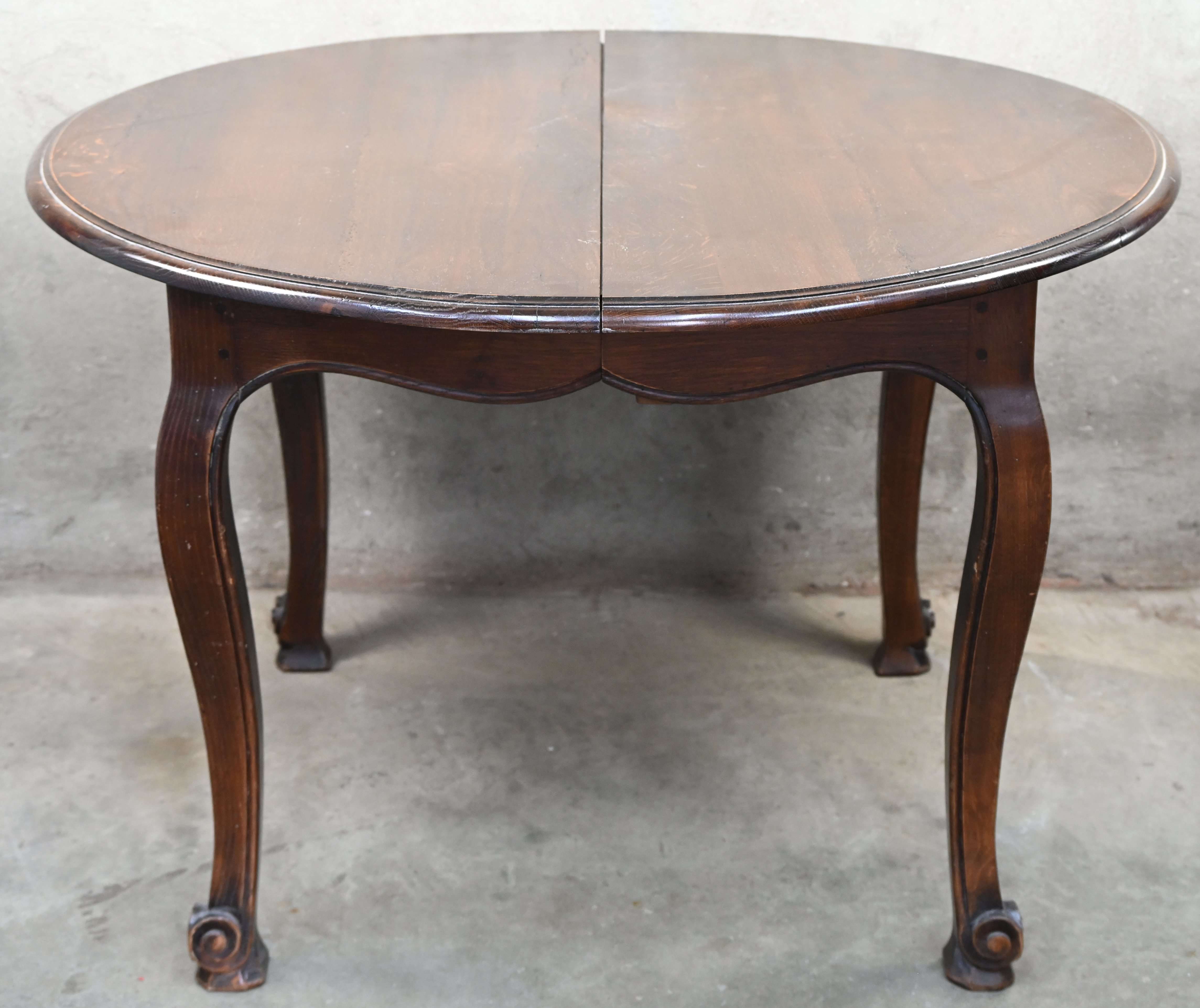 Een massief eikenhouten ronde tafel in Louis XV stijl, verlengbaar maar zonder verlengstuk Een massief eikenhouten ronde tafel in Louis XV stijl, verlengbaar maar zonder verlengstuk.