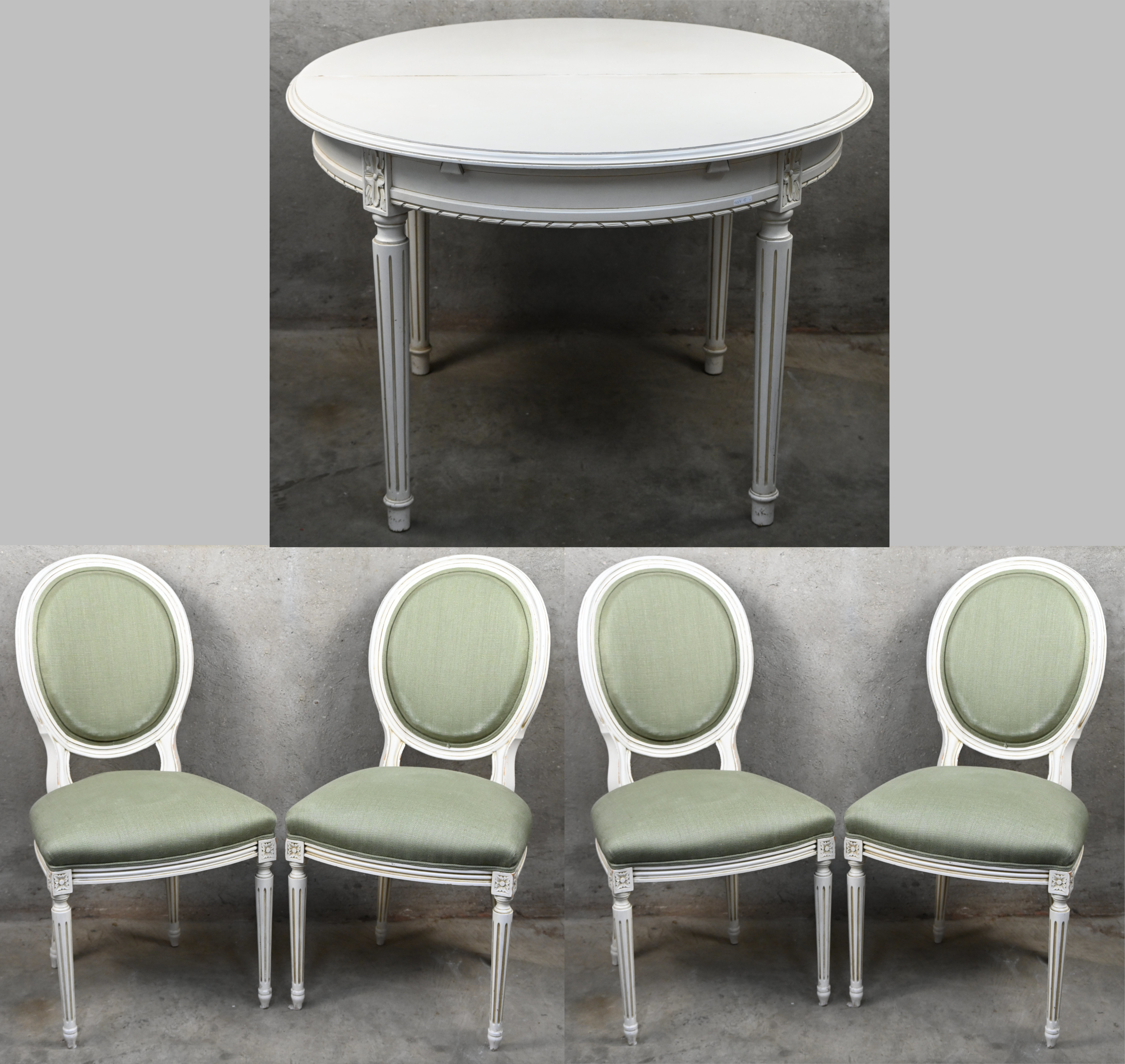Een ronde verlengbare tafel met vier stoelen in Lodewijk XVI stijl. De stoelen zijn licht gepatineerd met olijfgroene bekleding. De tafel heeft een beetje schade aan het blad Een ronde verlengbare tafel met vier stoelen in Lodewijk XVI stijl. De stoelen zijn licht gepatineerd met olijfgroene bekleding. De tafel heeft een beetje schade aan het blad.