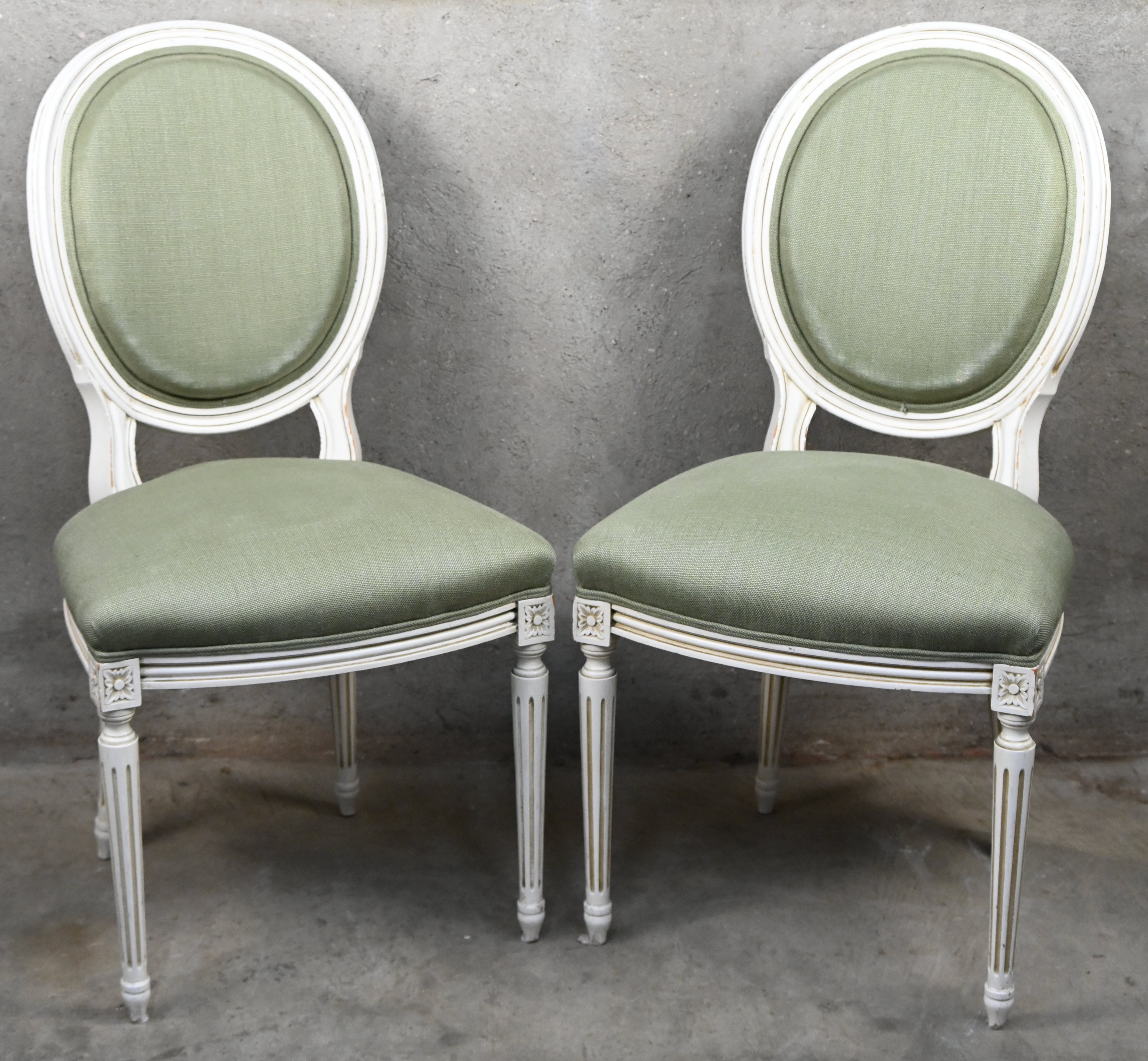 Een ronde verlengbare tafel met vier stoelen in Lodewijk XVI stijl. De stoelen zijn licht gepatineerd met olijfgroene bekleding. De tafel heeft een beetje schade aan het blad Een ronde verlengbare tafel met vier stoelen in Lodewijk XVI stijl. De stoelen zijn licht gepatineerd met olijfgroene bekleding. De tafel heeft een beetje schade aan het blad.