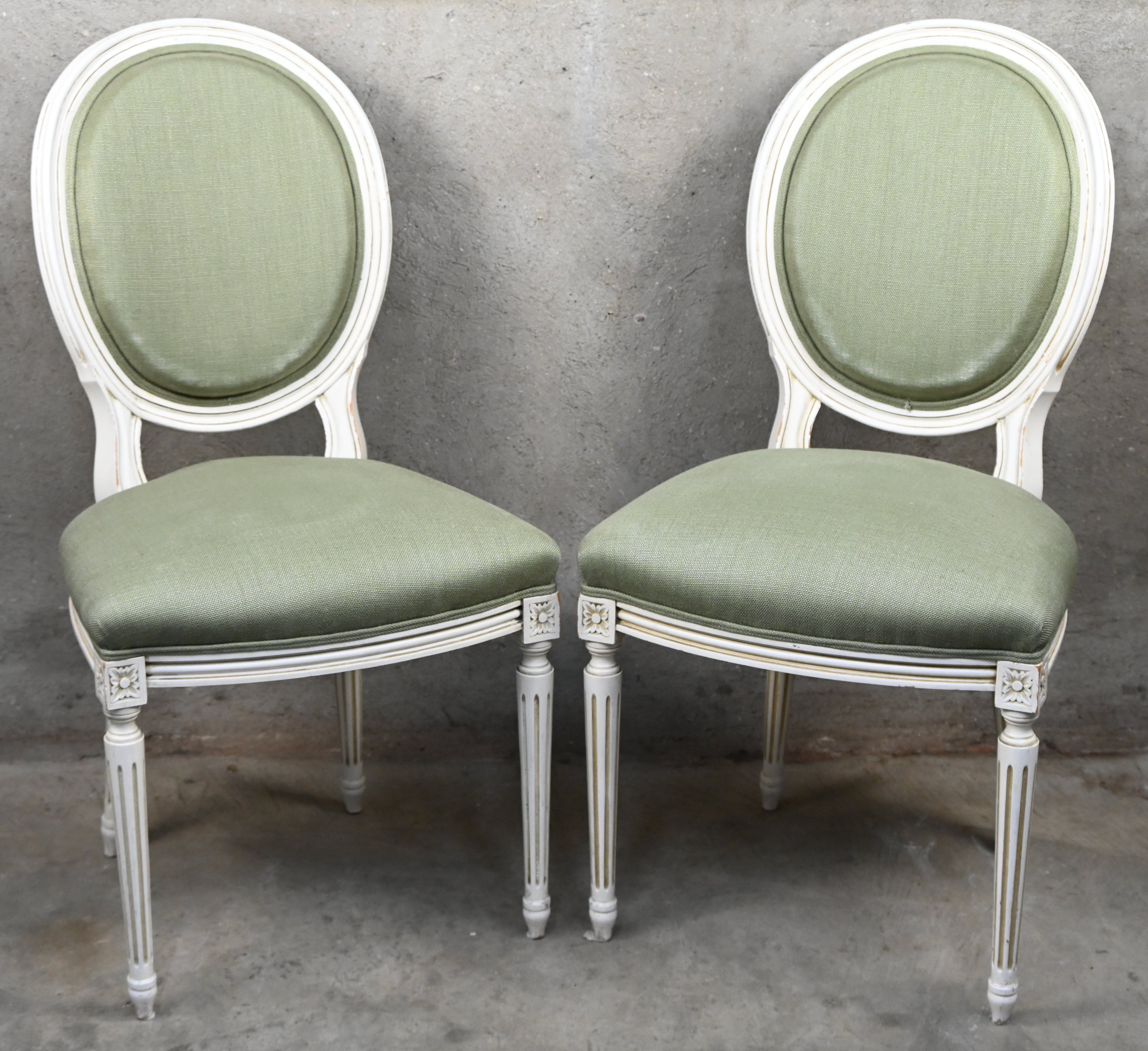 Een ronde verlengbare tafel met vier stoelen in Lodewijk XVI stijl. De stoelen zijn licht gepatineerd met olijfgroene bekleding. De tafel heeft een beetje schade aan het blad Een ronde verlengbare tafel met vier stoelen in Lodewijk XVI stijl. De stoelen zijn licht gepatineerd met olijfgroene bekleding. De tafel heeft een beetje schade aan het blad.