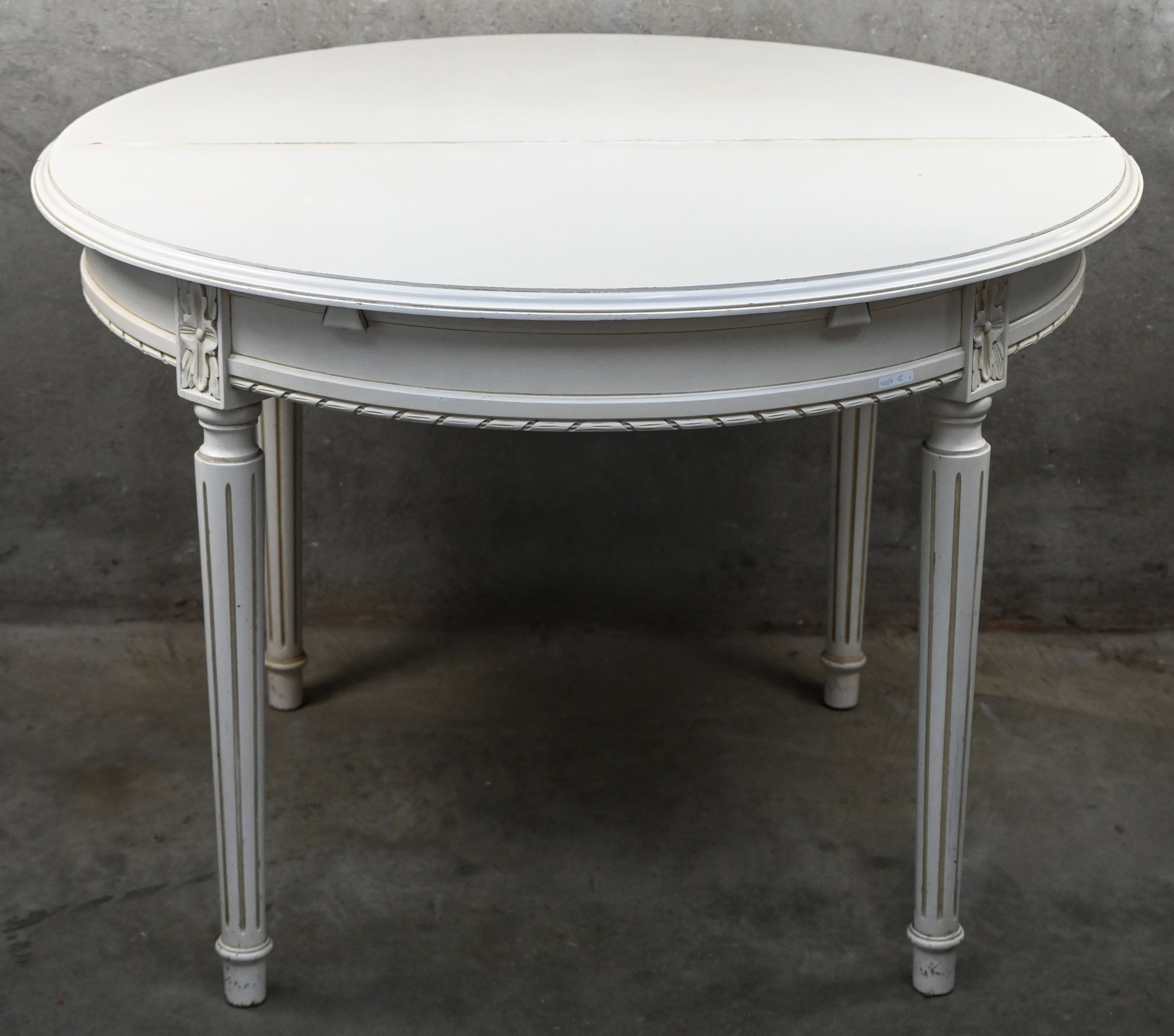 Een ronde verlengbare tafel met vier stoelen in Lodewijk XVI stijl. De stoelen zijn licht gepatineerd met olijfgroene bekleding. De tafel heeft een beetje schade aan het blad Een ronde verlengbare tafel met vier stoelen in Lodewijk XVI stijl. De stoelen zijn licht gepatineerd met olijfgroene bekleding. De tafel heeft een beetje schade aan het blad.