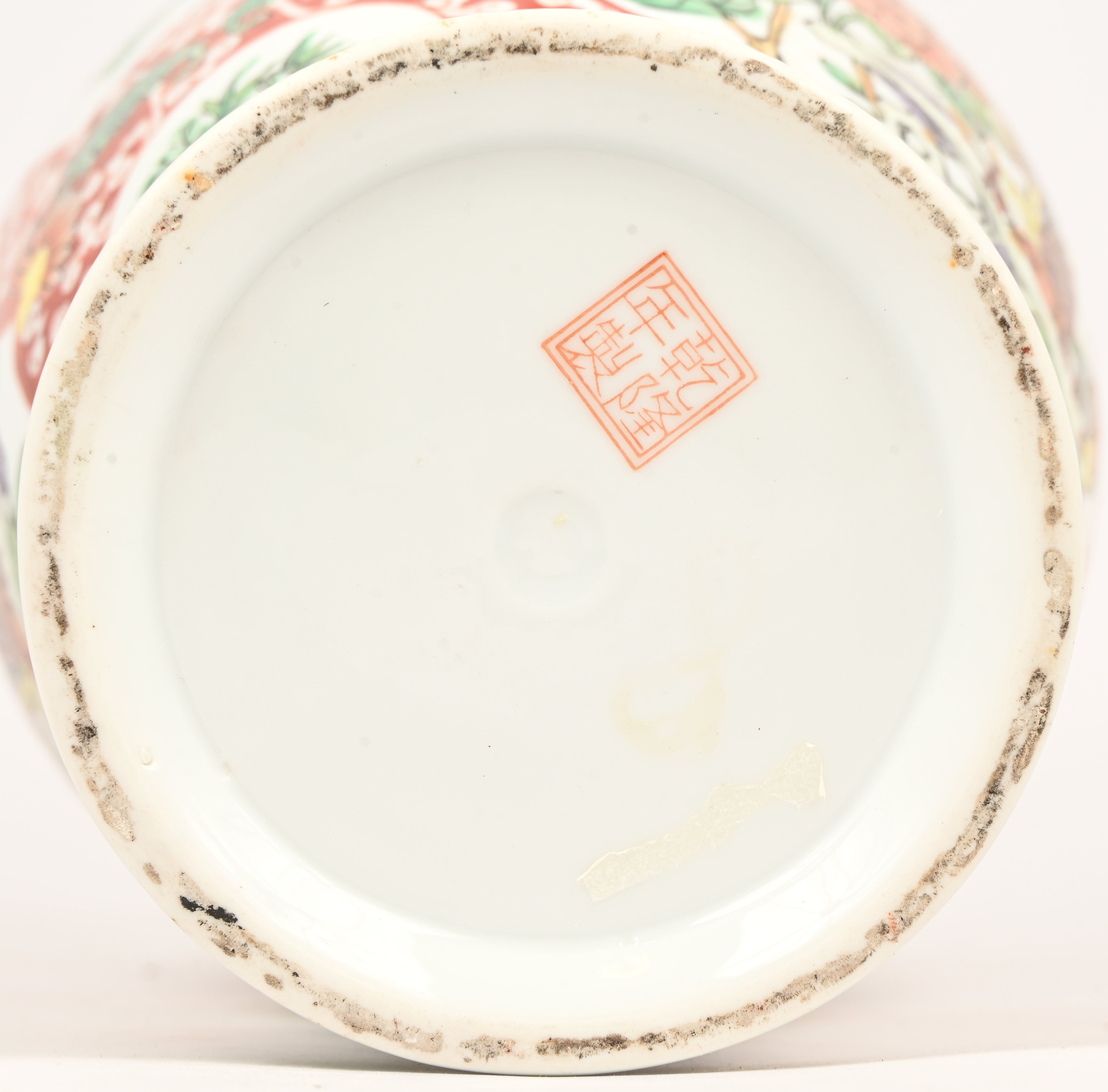 Een polychrome Chinees porseleinen vaas met vogeldecor Een polychrome Chinees porseleinen vaas met vogeldecor.