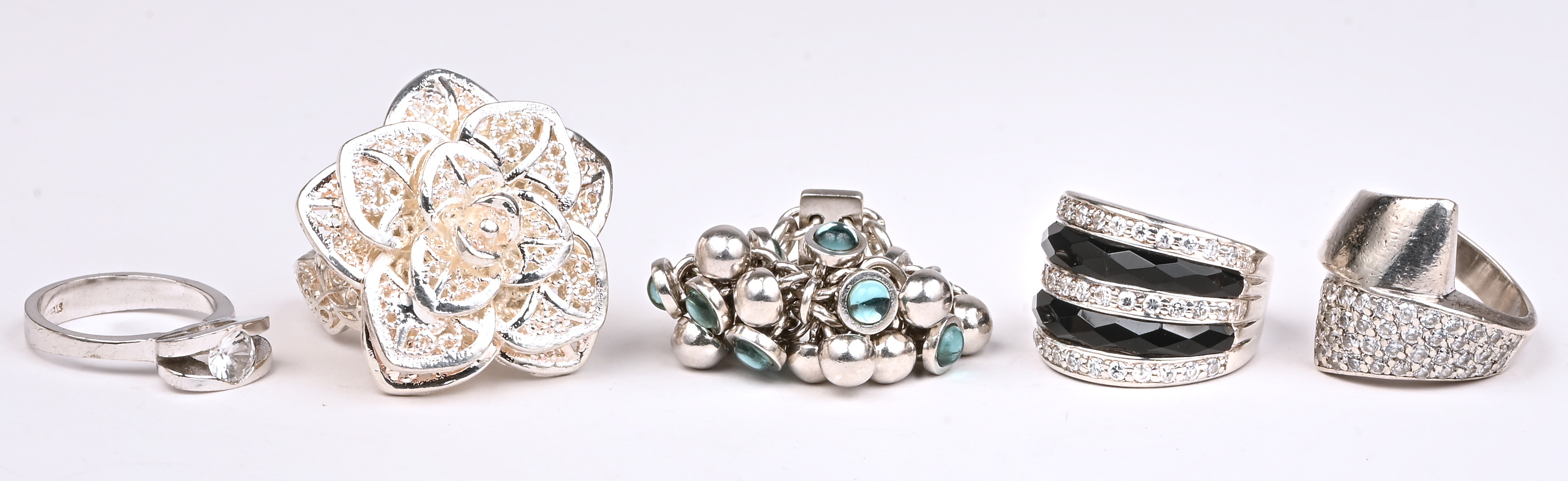 Vijf verschillende zilveren ringen bezet met fantasiestenen. 925‰ Vijf verschillende zilveren ringen bezet met fantasiestenen. 925‰.